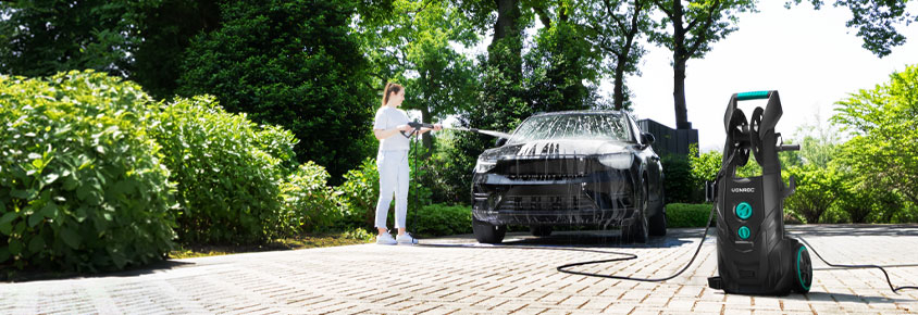 kobieta myje samochód za pomocą myjki wysokociśnieniowej VONROC V25