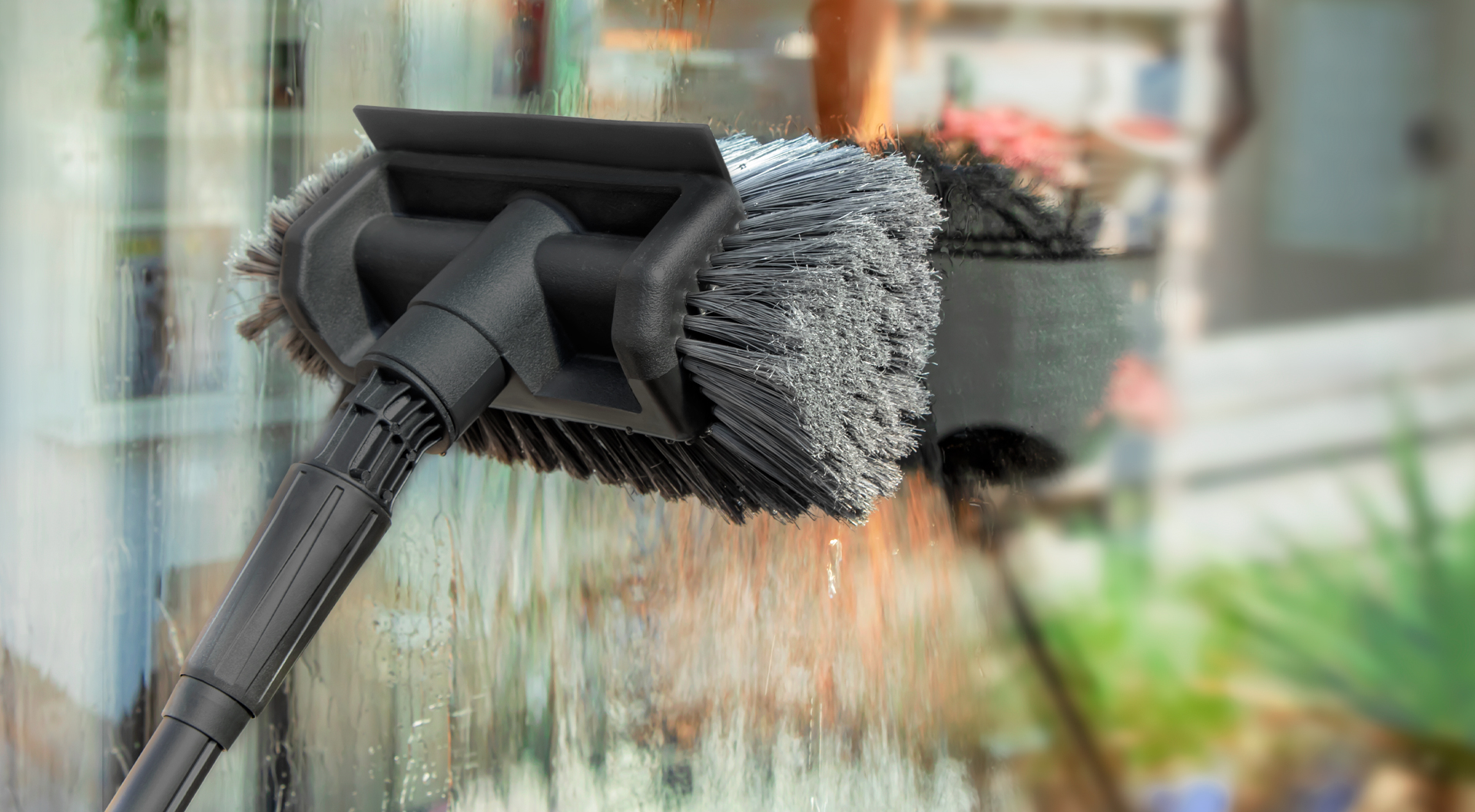 Czyszczenie okna szczotką VONROC.